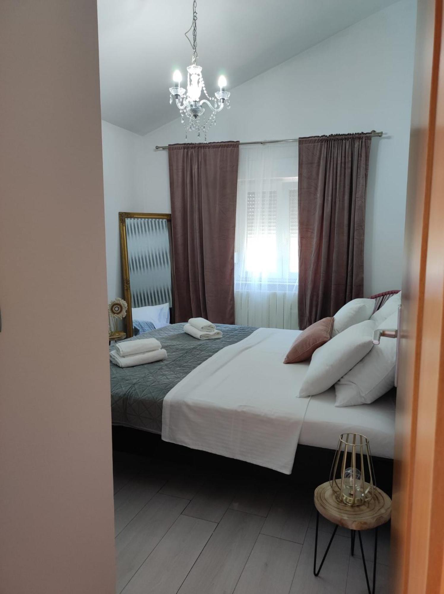 Apartman Debora Sa Privatnim Bazenom พูลา ภายนอก รูปภาพ