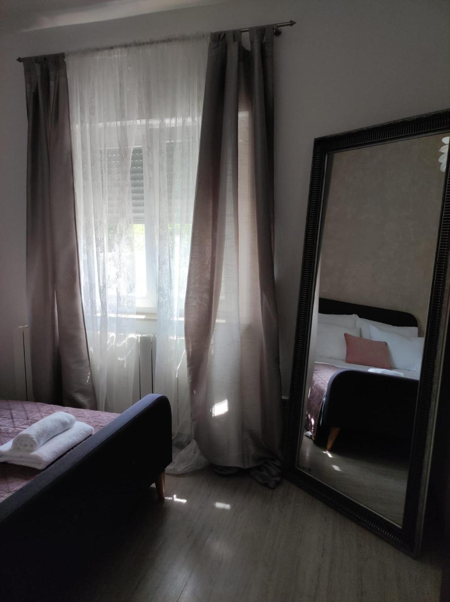 Apartman Debora Sa Privatnim Bazenom พูลา ภายนอก รูปภาพ